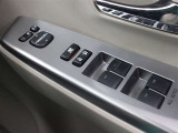 運転席からも操作可能なパワーウィンドウが装備されています。
