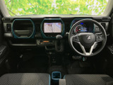 運転席まわりは前方の視界が広く、計器類や画面も目に入りやすい配置です。ゆとりのある座席と落ち着いた色合いで、毎日の移動も過ごしやすく感じられます。