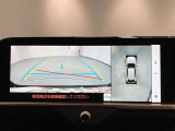 パノラミックビューモニターシステムが付いているので車の上から見た映像が確認できますよ。 一目で車両周辺の情報を確認できますが、直接安全をご確認下さい。