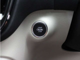 ステアリングホイールの横にあるスタートボタンを使用して、車両を始動/オフにできます。