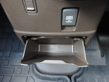 運転席と助手席から手の届く足元に収納スペースを確保☆