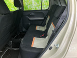 後席は座面と背もたれに明るい色とオレンジのアクセントを配し、車内の印象を引き立てます。窓から外の様子を確認しやすく、足元にも空間があり、同乗者がくつろぎやすい配置です。