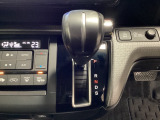 CVT車のセレクトレバーです。低速から高速まで、変速ショックのないスムーズな走りを実現するとともに、エンジン効率のよい領域を維持することで燃費にも貢献します。