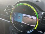 後方の映像を車載画面に表示するバックカメラ。駐車や車庫入れをサポートし、ガイドラインで距離や角度を確認でき、安全でスムーズな運転を助けます。
