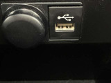 こちらのクルマはUSB接続コネクタも装備されています♪スマホの充電などにお使い下さい。ご旅行中での充電切れも、これなら心配いりませんね!