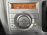 【オートエアコン】一度お好みの温度に設定すれば、車内の温度を検知し風量や温度を自動で調整。暑い&hellip;寒い&hellip;と何度もスイッチ操作をする必要はありません。快適な車内空間には必須の機能ですね♪
