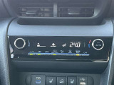 オートエアコン♪お好みの温度に設定するだけで車内を快適空間にしてくれますよ♪