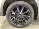 タイヤサイズは225/55R19となります。専用のブラックメタリック塗装のホイールがカッコいい!
