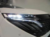 アダプティブLEDヘッドライトシステムです対向車や先行車に照射しないよう自動でハイビームの照射範囲を切り替えます 夜間走行時とても役立ちます