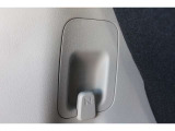 荷室には荷物がかけられるフックが装備されています。