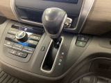 CVT車のセレクトレバーです。低速から高速まで、変速ショックのないスムーズな走りを実現するとともに、エンジン効率のよい領域を維持することで燃費にも貢献します。
