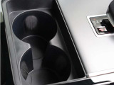 手の届きやすい位置に配置されたドリンクホルダー。日常使いにも嬉しい実用的な装備です。