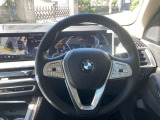 【ハンドル】ドライバーとBMW車の一体感がダイレクトに伝わるステアリングホイール。形状・太さへの拘りに加えて、操作性を高める為にスイッチ類も配置。クイックかつ安定のドライビングを体感下さい!