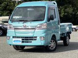 明るいボディカラーと端正なフロントまわりが目を引く一台です。荷台まで続くすっきりとしたフォルムで、街中でも親しみやすい印象。灯火類の配置も確認しやすく、夜間の存在感にも配慮されています。