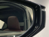 ブラインドスポットモニター(BSM)を装備しています。隣を走る車両が死角に入るとミラー内LEDインジケーターが点灯。さらに、ウィンカーを出すとインジケーターが光って点滅して注意を促してくれます。