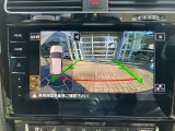 ガイドライン付きバックカメラで安全な駐車をサポートします。