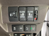 運転席側のスイッチ類がまとまって配置され、表示やアイコンを見ながら必要な項目を確認できます。ドア操作や安全関連の機能など、日常で使う装備に手が届きやすいレイアウトです。