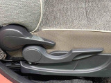 運転手の体格に合わせて運転席の座面の高さ調整ができるシートリフターが付いてます
