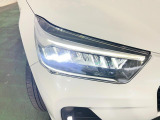 白く明るい光で夜間走行をサポートするLEDヘッドランプを搭載