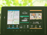 地図やテレビ、燃費情報などを一画面で確認でき、目的地設定から音楽選びまで日常の操作をまとめて行えます。画面下にも操作項目が並び、必要な機能を探しやすい構成です。
