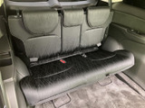 後方にも3名分の座席が並び、乗車人数に合わせて活用できる室内空間です。背もたれとヘッドレストを備え、後席に座る方にも落ち着いて過ごせる場所を確保します。