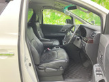 運転席まわりは前方を見渡しやすい視界と、ゆったりとした座席が印象的です。シートや足元にも広さがあり、乗り降りの際も落ち着いて過ごせる空間。日々の移動を快適に支えてくれます。