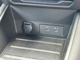 センターコンソールにUSBタイプC2口、12Vソケット付きです。