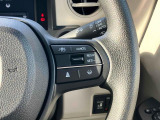 【アダプティブクルーズコントロール(ACC)】予め設定した車速内で自動的に加減速の支援を行います。ステアリングのスイッチを操作することで設定車速を変えたり、前走車との車間距離の設定が可能です。