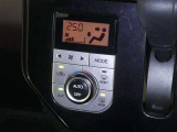 【オートエアコン】車内温度を感知して自動で温度調整をしてくれるのでいつでも快適な車内空間を創り上げます!どの席に座っても快適なドライブが楽しめます♪