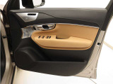 運転席ドアの全景です。キャビンを彩るすべてのものに、機能を形にした美しさが備わっています。