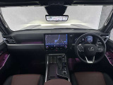 14インチナビを採用しています。単に大きいだけでなく、「ドライバーが運転に集中できるよう、かつ助手席からも操作しやすい角度」に緻密に計算されて傾けられています。