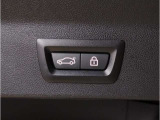 運転中にもオーディオの音量やFMの切り替えなどステアリングでの操作で切り替え可能なため、ステアリングから手を放す必要がない為、運転中でも操作が簡単でございます。