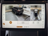 360&deg;サラウンドカメラ】全周囲のカメラを繋ぎ合わせ上からのアングルを画面上に映し出します。見やすい為バックも安全に運転できます。