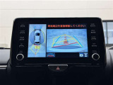 真上から見下ろしたような視点で車とその周囲を確認出来る画面と、車両後方を映し出すバックモニター画面の2つを表示してくれます。