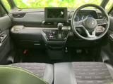 運転席まわりは前方の視界が広く、メーターや画面も目に入りやすい配置です。前席は落ち着いた色合いでまとめられ、毎日の移動を心地よく支えます。