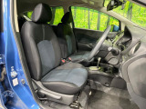 運転席まわりには十分なスペースがあり、大柄な方でもゆったり運転していただける環境です。