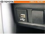 ポータブルオーディオなどの機器を接続して、車両のスピーカーで聞くことができます。