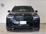 【BMWの伝統】BMWの特徴的な&ldquo;キドニーグリル&rdquo;は、80年以上続く伝統の形でございます。変わらないこだわりのデザインが、プレミアムブランド&ldquo;BMW&rdquo;を創り出します。