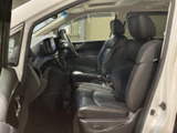 運転席まわりは前方を見渡しやすく、シートに座った際も落ち着いて過ごせる空間です。助手席との間にもゆとりがあり、普段使いから長時間の移動まで快適に過ごせます。