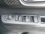 運転席ドアには、電動格納式リモコンドアミラーや、パワーウインドウマスタースイッチがあります。