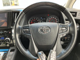 握りやすい形状のステアリングに各種スイッチを備え、手元で車内装備を扱いやすい構成です。運転姿勢を保ちながら必要な操作を行える便利な装備です。