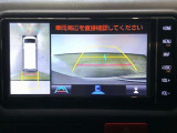 パノラミックビューモニター付きです。 車両を上から見たような映像を画面に表示。 運転席からの目視だけでは見にくい、車両周辺の状況をリアルタイムでしっかり確認できます。