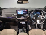 BMWの運転席はドライバーオリエンテッドという構造を採用。ドライバー目線の操作がしやすい設計になっており、ドライブ中にも目線の移動が少なく運転中にも簡単に操作ができます。
