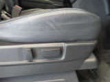パワーシート搭載。微妙な調整が手軽にでき、ピッタリの最適なポジションで運転することが可能です。