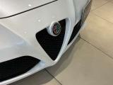 斜め前から近くでフロントまわり。三角形のグリルから左右の開口部へ続く形が、4Cの低いノーズを引き立てます。全体の迫力と、細部の曲面を眺める楽しみをあわせて味わってください。