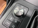 ドライブモードセレクトスイッチ。(エコモード&hArr;ノーマルモード&hArr;スポーツモードの切り替えスイッチ)その日の気分で、走行モードを選べますね。