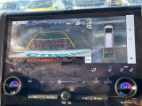 【パノラミックビューモニター】クルマを真上から見下ろした視点で駐車をサポートします!クルマの斜め後ろや真横など、いち早く障害物に気が付くことができます。