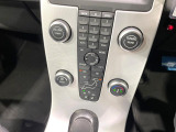 【オートエアコン】一度お好みの温度に設定すれば、車内の温度を検知し風量や温度を自動で調整。暑い&hellip;寒い&hellip;と何度もスイッチ操作をする必要はありません。快適な車内空間には必須の機能ですね♪