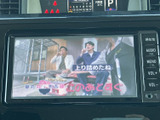 テレビ映像を楽しめるモニターを備えています。駐車中の待ち時間など、停車している間に映像をご覧になりたい場面で活用できる装備です。視聴時は停車してご利用ください。