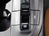 「HOLD」スイッチを押し、システムONの状態にしておくことで、渋滞や信号待ちなどでブレーキを踏んで停車した時にブレーキを保持。アクセルを踏むと解除されます。